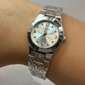 Geneva Womens Quartz Watch OS Silver Good Textured Dial Classic Y2K Aesthetic